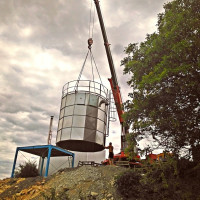 Nově vystavěné silo na piliny